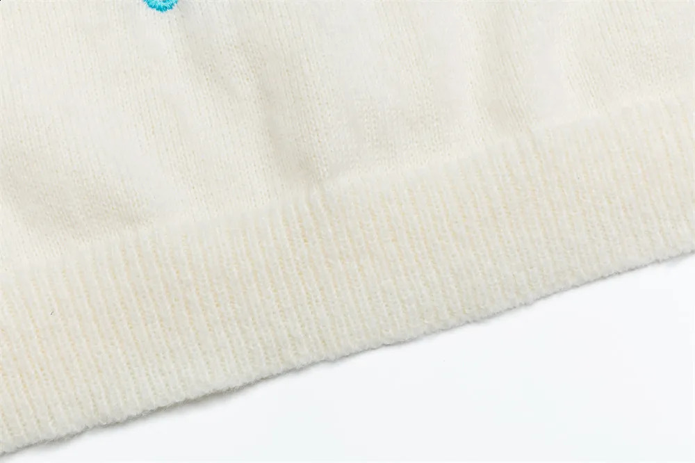 embroidery letter knitted pullover details